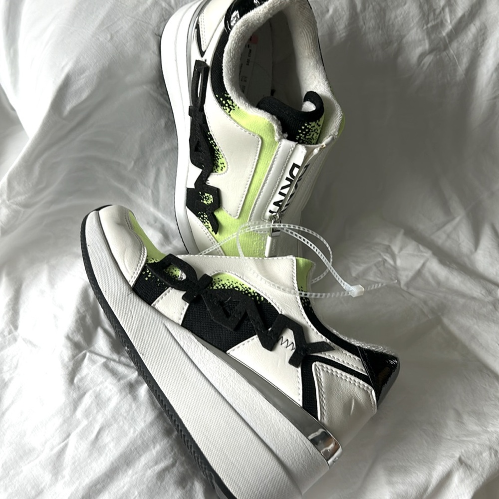 Sneakers DKNY. Size 7.5 brand new. Never used a little too tight on me.